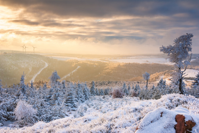 Winterlandschaft am Pramenáč, Blick zum Bouřňák