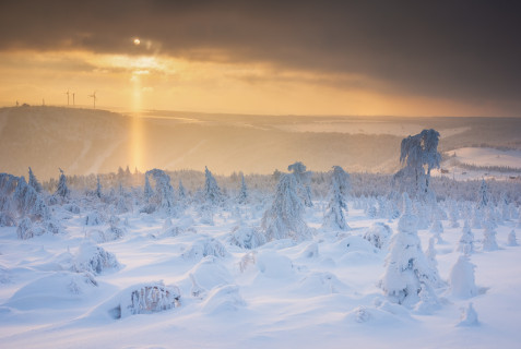 Winterlandschaft mit unterer Lichtsäule am Pramenáč
