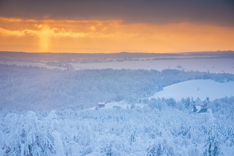 Winterlandschaft mit unterer Lichtsäule am Pramenáč
