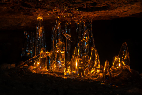Eisformationen in der Feenhöhle (Jeskyně víl)