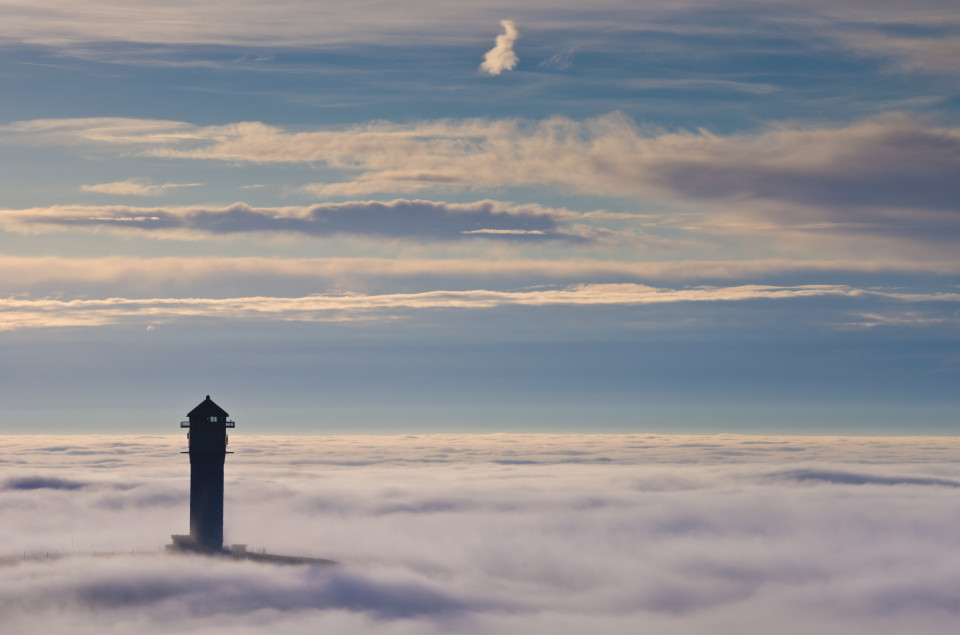 Leuchtturm im Nebelmeer