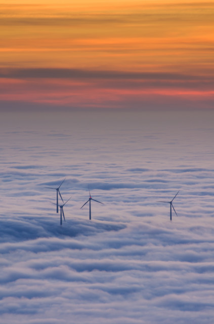 Windräder auf dem Rosskopf über dem Nebelmeer