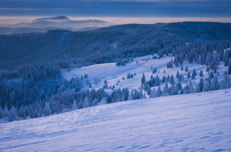 Winterlandschaft am Feldberg mit Belchen im Hintergrund