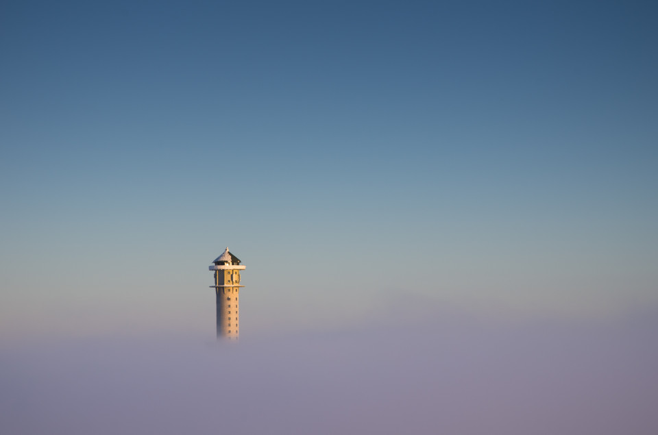 Feldbergturm über dem Nebel