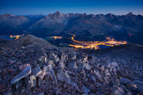 Blick vom Piz Mezdi über St. Moritz bei Nacht
