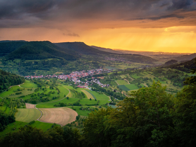 Abendstimmung mit Gewitter am Albtrauf