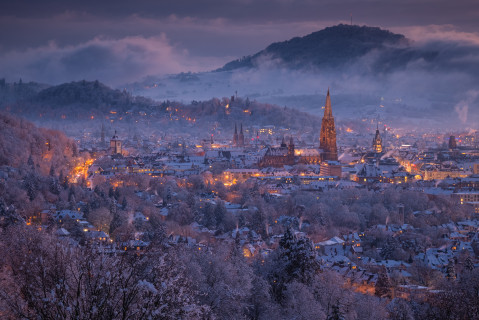 Verschneites Freiburg in der Abenddämmerung