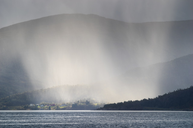 Regenschauer über dem Fjord Nordgulen