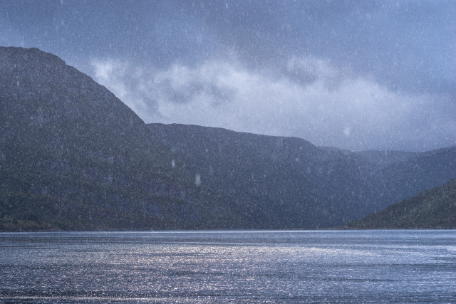 Regenschauer über dem Fjord Nordgulen