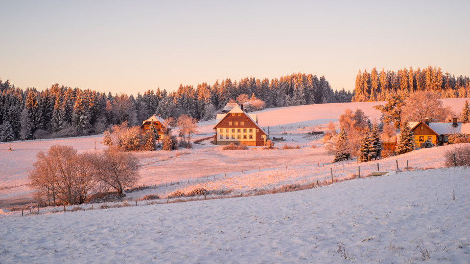 Winterlandschaft bei Schonach, Blick zum Gemeindehof