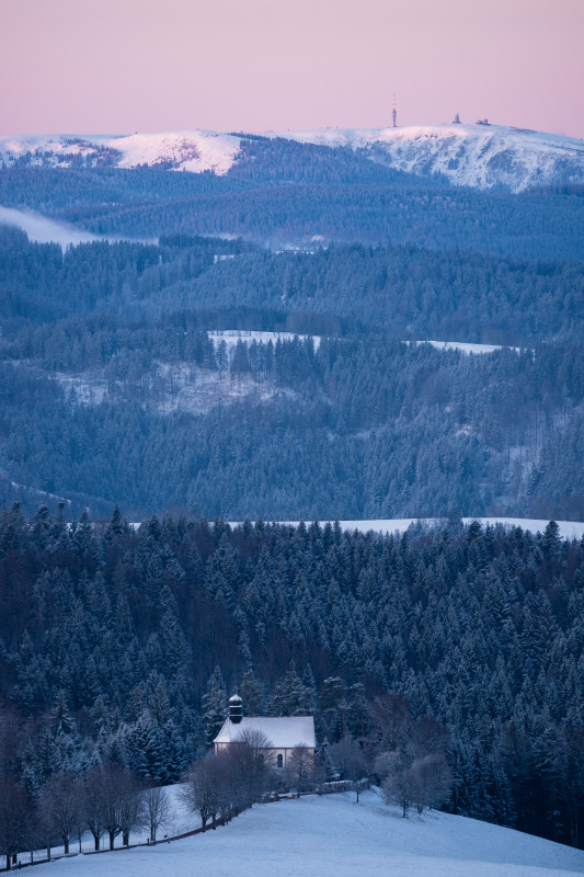 Blick über die Ohmenkapelle zum Feldberg