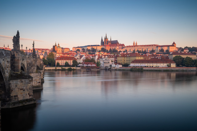 Prag, Blick entlang der Karlsbrücke zur Burg