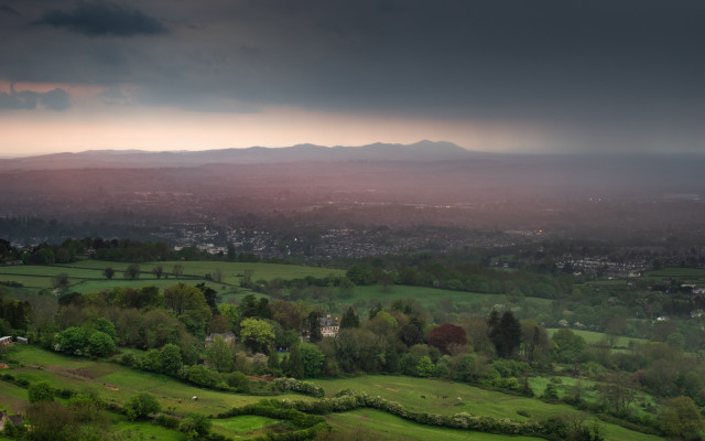 Painswick Beacon bei Regen und Sonnenuntergang