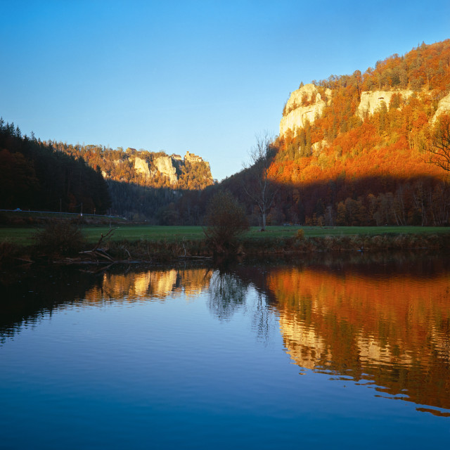 Blick auf Schloss Werenwag und Fachfelsen