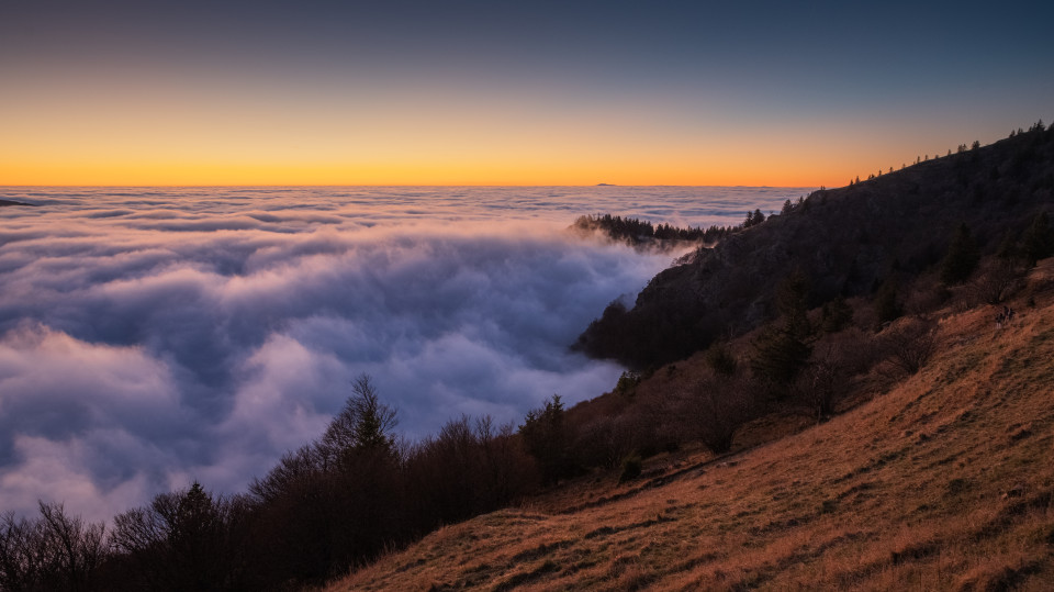 Abenddämmerung über dem Nebelmeer auf dem Belchen
