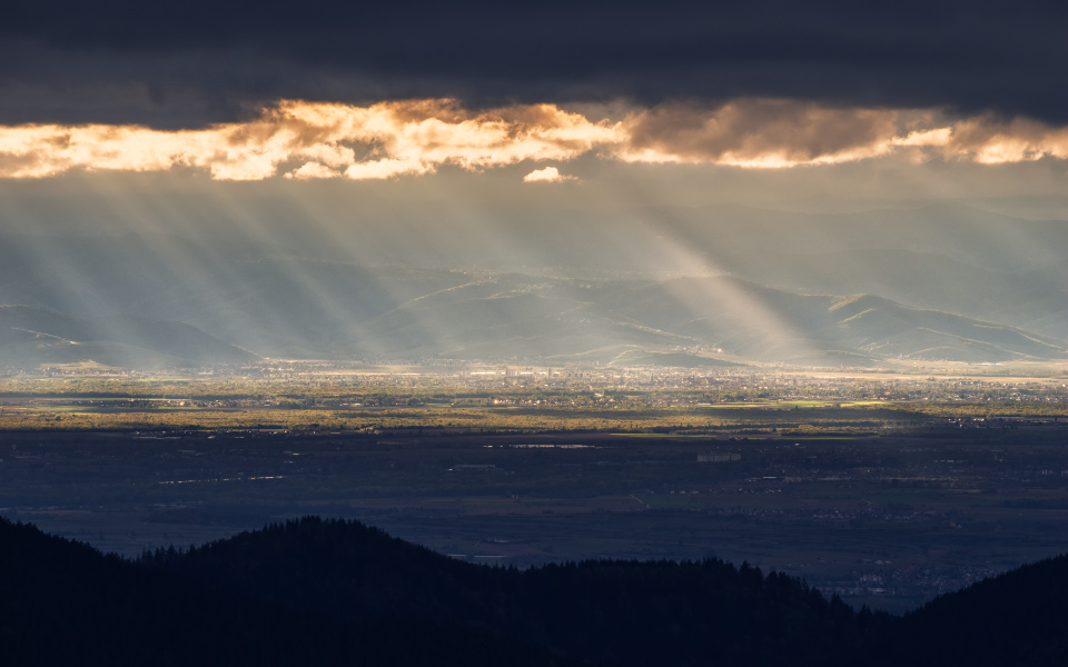 Blick über die Rheinebene bei Aprilwetter