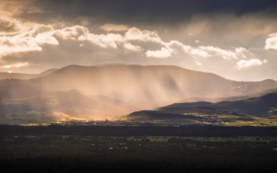 Regen und Sonnenlicht über den Vogesen